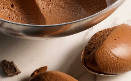 Dark lactose free chocolate mousse based on pâte à bombe