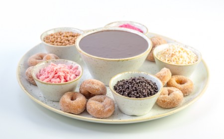 Mini donuts frescos para mojar en salsa de chocolate real y en texturas