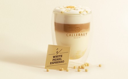 Espresso z horké čokolády s bílými perličkami