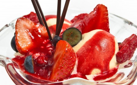 Summer berry sundae
