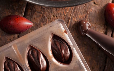 用于制作模制夹心果仁糖的黑巧克力甘那许