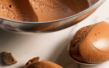 Pěna z mléčné čokolády na základě pâte à bombe