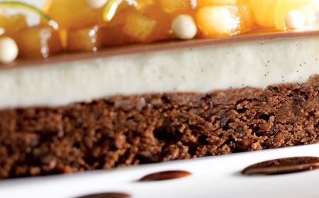 Brownie met panna cotta en gestoofde peer