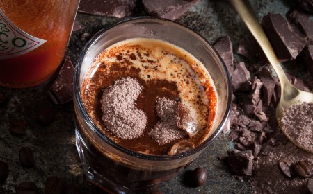 Káva s kořeněnou čokoládou