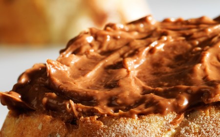 Crunchy almond chocolate spread