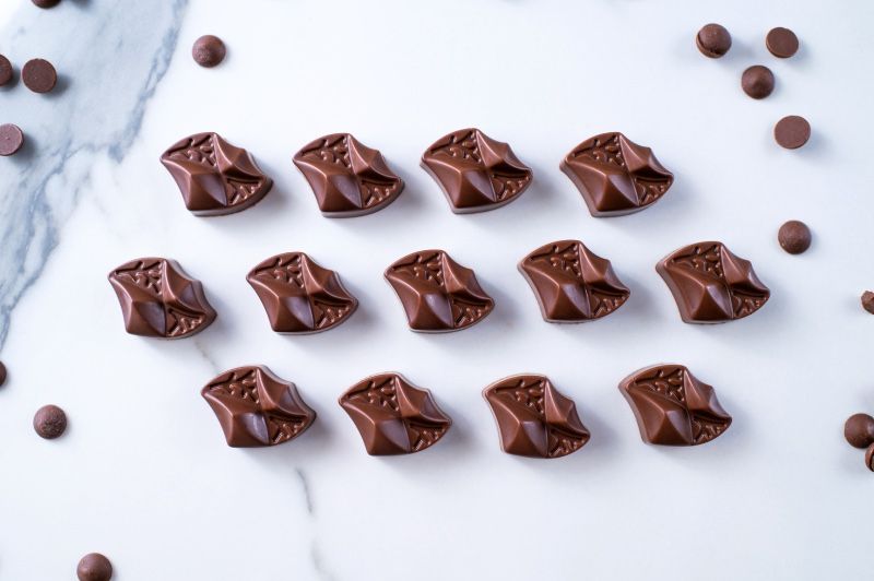 Caramel M_LK chocolate bonbon