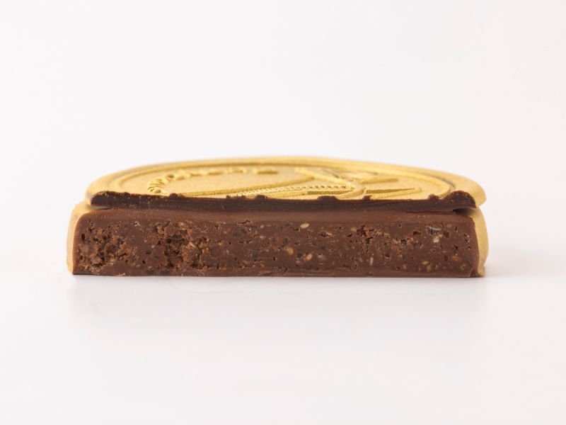 Шоколадная плитка «Золотая медаль темная» с фундучным пралине