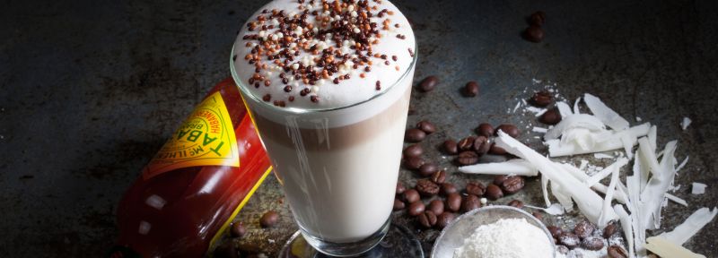 Macchiato latte de chocolate blanco con especias