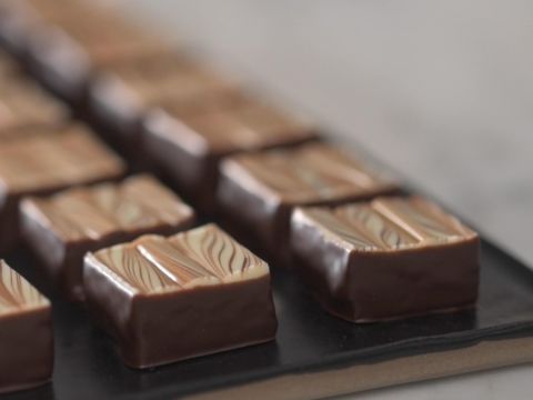 Demonstration video<span>Hazelnut & Milk Chocolate Enrobed Bonbons</span>
