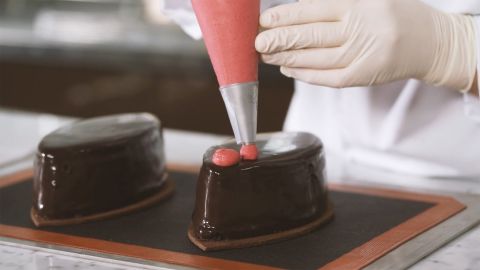 Demonstration video<span>Chocolate Raspberry Fudge Cake</span>