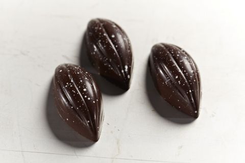 Chocolats moulés Dark Madagascar 64 %, caramel