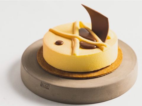 Demonstration video<span>White and Milk Chocolate Tart with Bananas, Coconut and Passion Fruit</span>