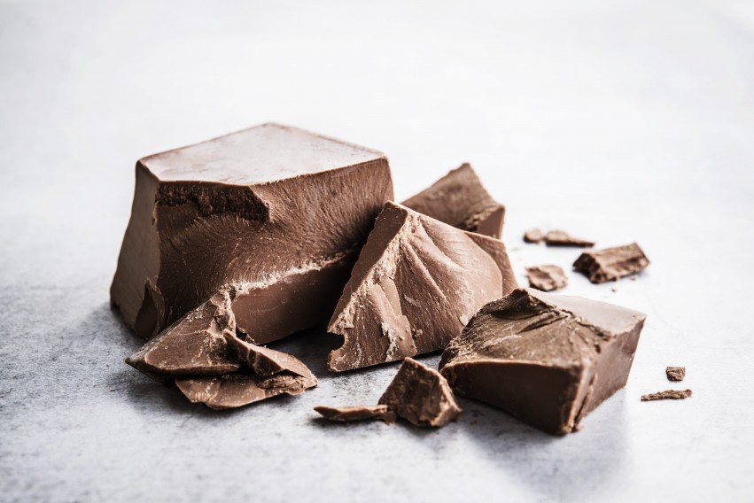 Milk chocolate without added sugar for enrobing