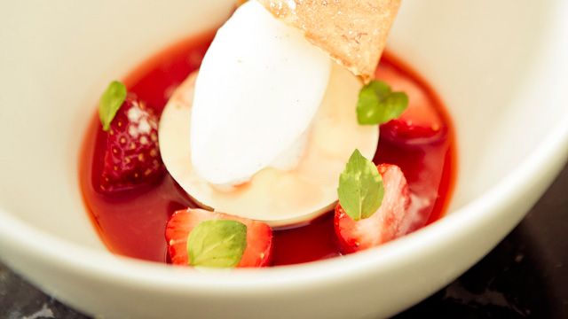 Strawberries with Zéphyr™ white choclolate cremeux