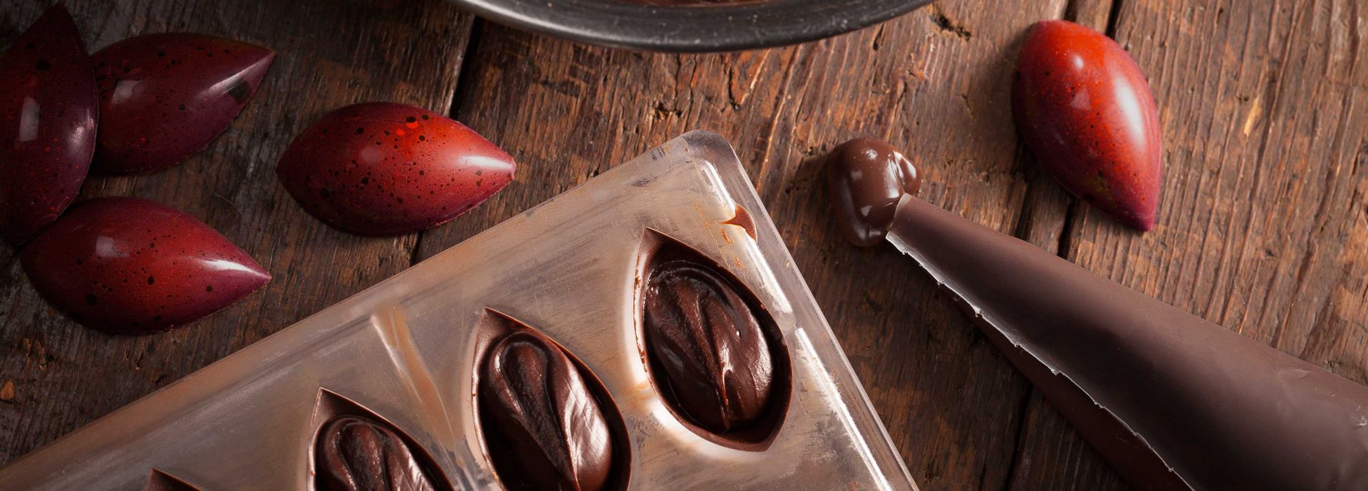 Dark chocolate ganache for moulded pralines