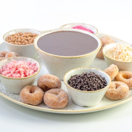 Mini donuts frescos para mojar en salsa de chocolate real y en texturas