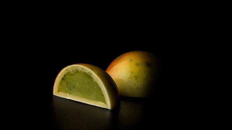 Chocolate blanco y fruta de la pasión – aceite de oliva – albahaca