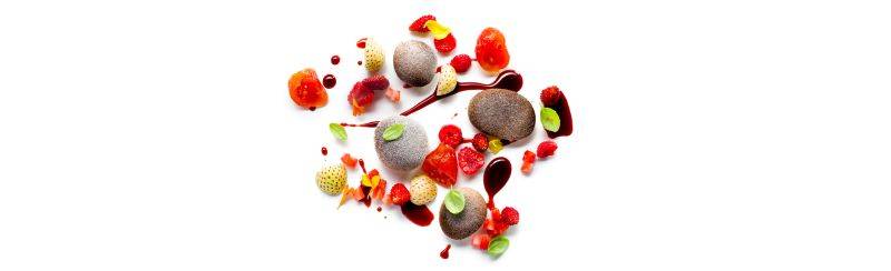 Piedra - Panacotta de chocolate blanco con fresas