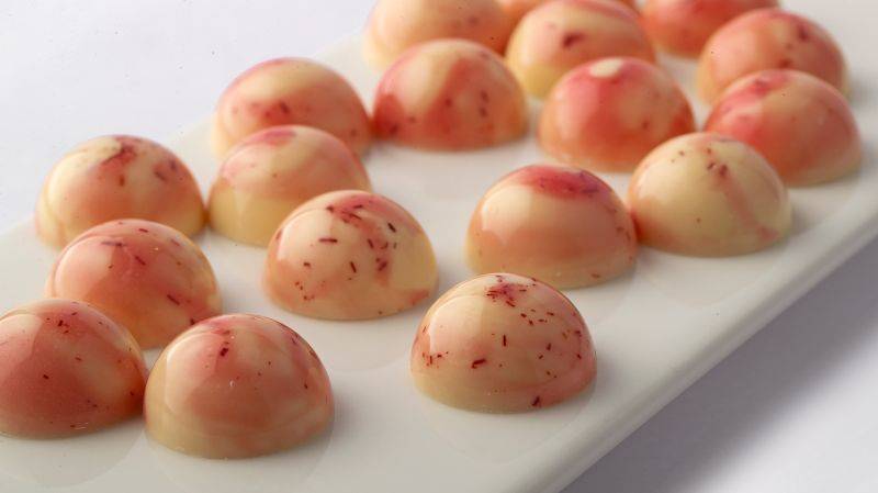 Cioccolatino stampato allo zafferano e alla rosa
