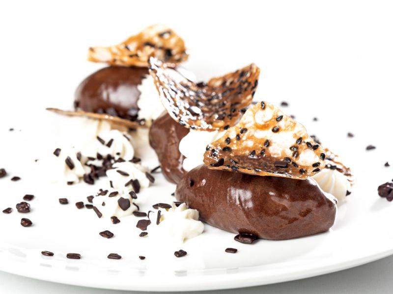 Mousse de Chocolate Amargo com Tuille de Gergelim