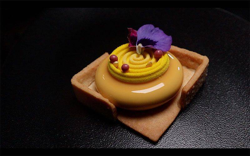Banana tart with Callebaut GOLD
