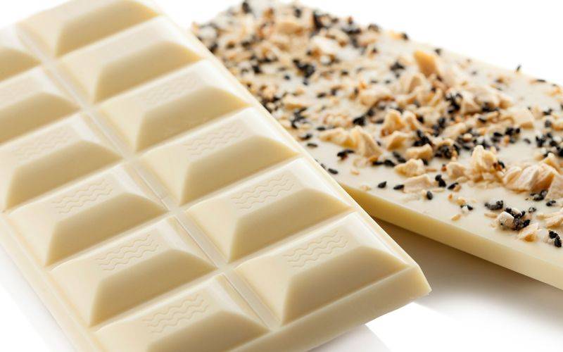 Tableta de chocolate blanco, plátano y sésamo caramelizado