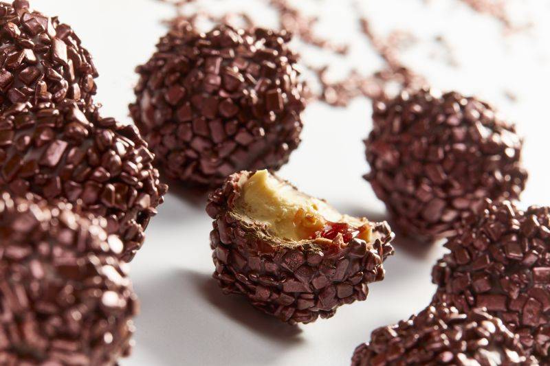 Mona Lisa - Scarlet Shimmer Flakes | chocolate-academy.com