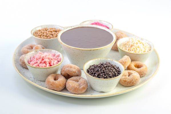 Mini donuts frescos para mojar en salsa de chocolate real y en texturas