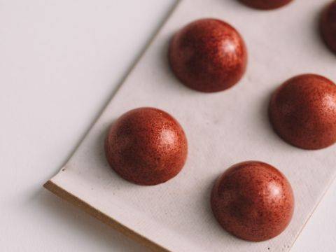 Demonstration video<span>Ruby Ginger Praline Molded Bonbons</span>