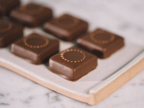 Demonstration video<span>Earl Grey Tea Ganache Enrobed Bonbons</span>