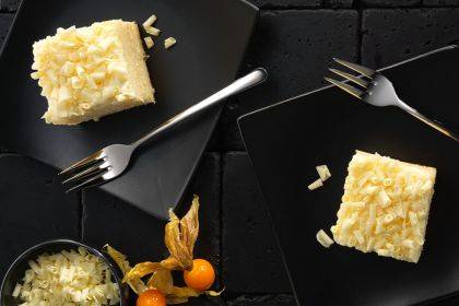 Weiße Schokoladen-Passionsfrucht-Crunch Schnitte