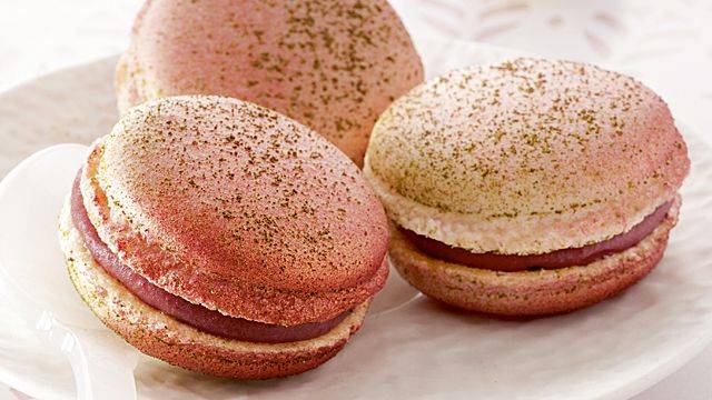 Zéphyr™ Matcha Tea and Morello Cherry Macaron