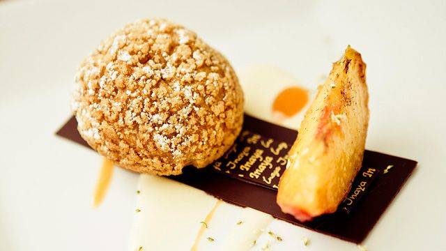 Alunga™ profiterole, caramello, pesca tostata, fiore di trifoglio selvatico