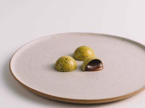 Demonstration video<span>Green Apple Caramel Molded Bonbons</span>
