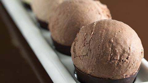Eiscreme mit weißer Schokolade