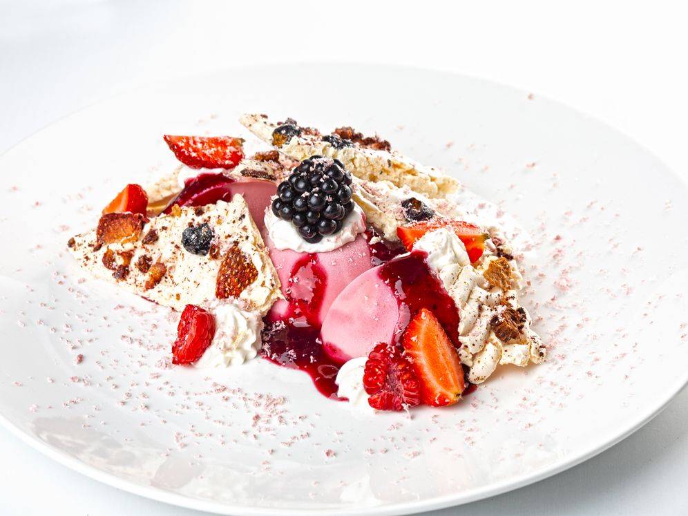 Panna cotta Ruby com Suspiros e Frutas Vermelhas
