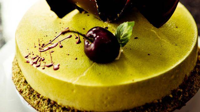 Tarte cerise, pistache et bavaroise sapote