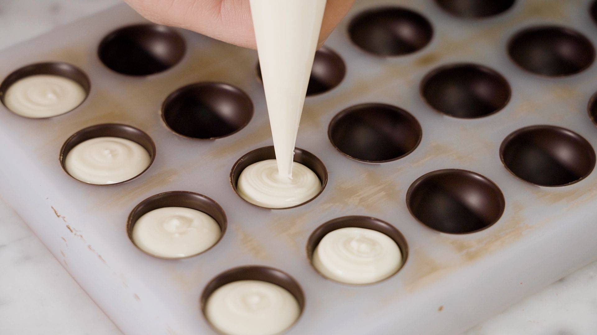 Bombons Moldados: Preenchendo as Cascas
