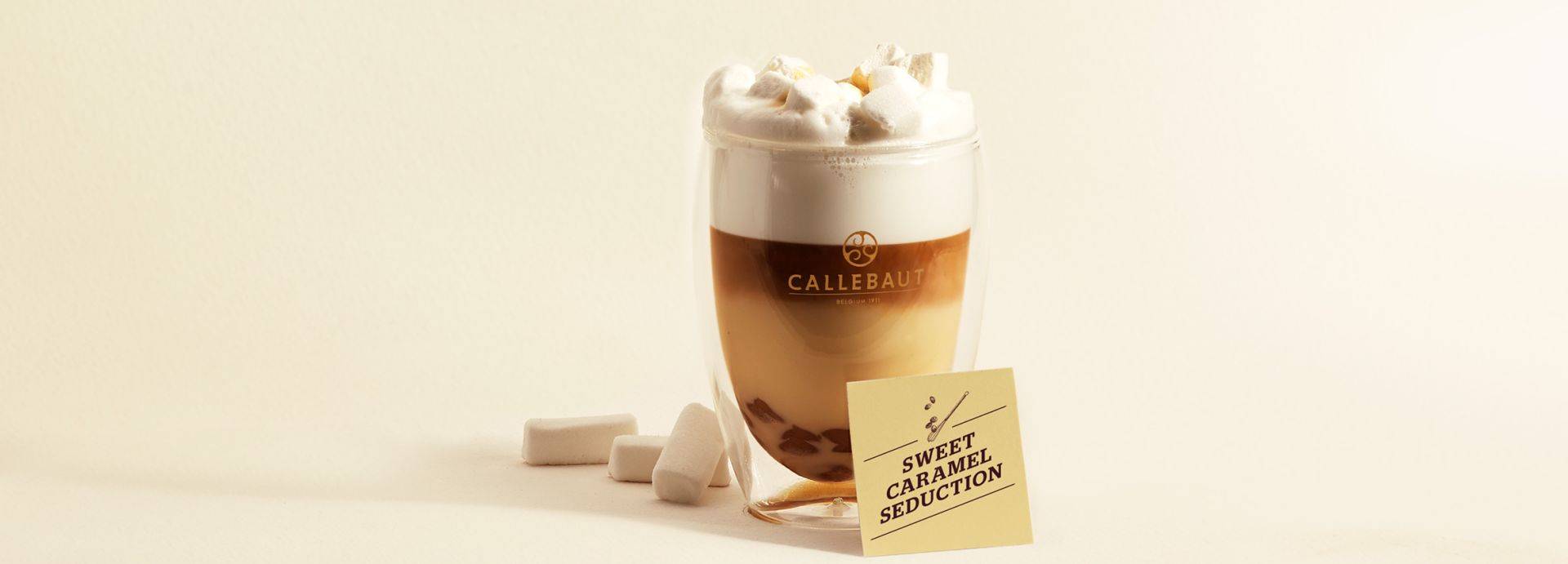 Seducción de chocolate caliente con caramelo dulce
