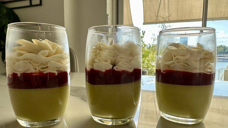 Pistachio & Berries Cup