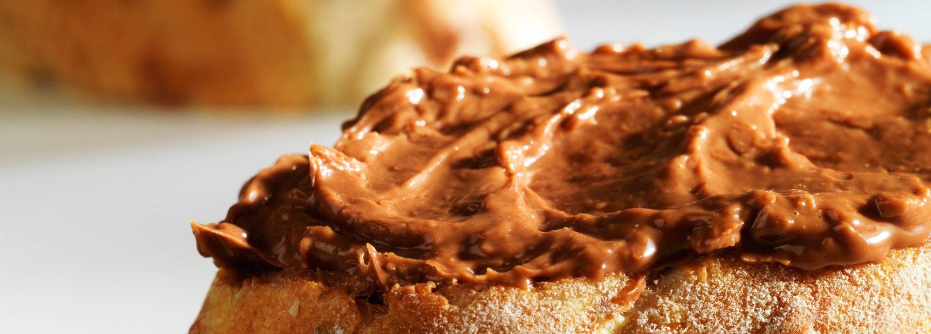 Crunchy almond chocolate spread