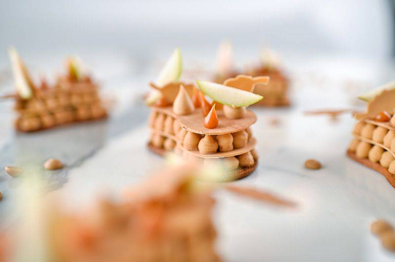 Gold tart with pears and caramel