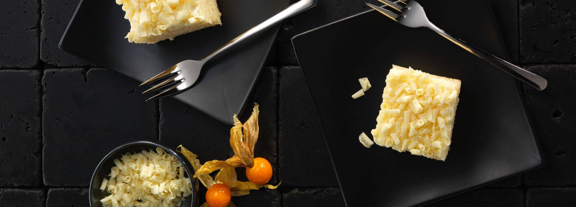 Weiße Schokoladen-Passionsfrucht-Crunch Schnitte