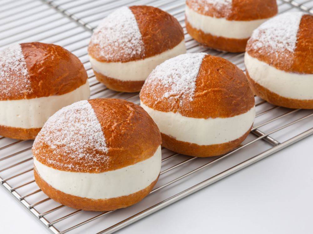 Булочка маритоццо с черникой, лаймом и йогуртом