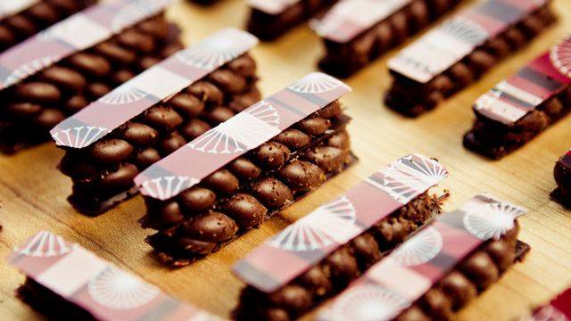 Gaufrette ganache caramel aux fruits d’argousier et mangue