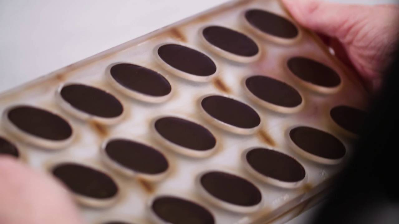 Sealing moulded chocolates