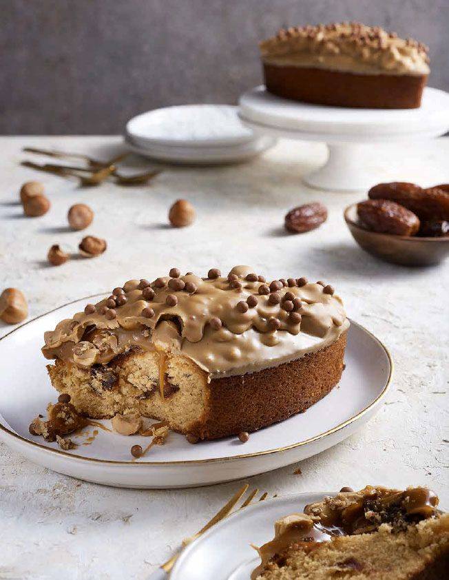 Caramel and dates traveling cake