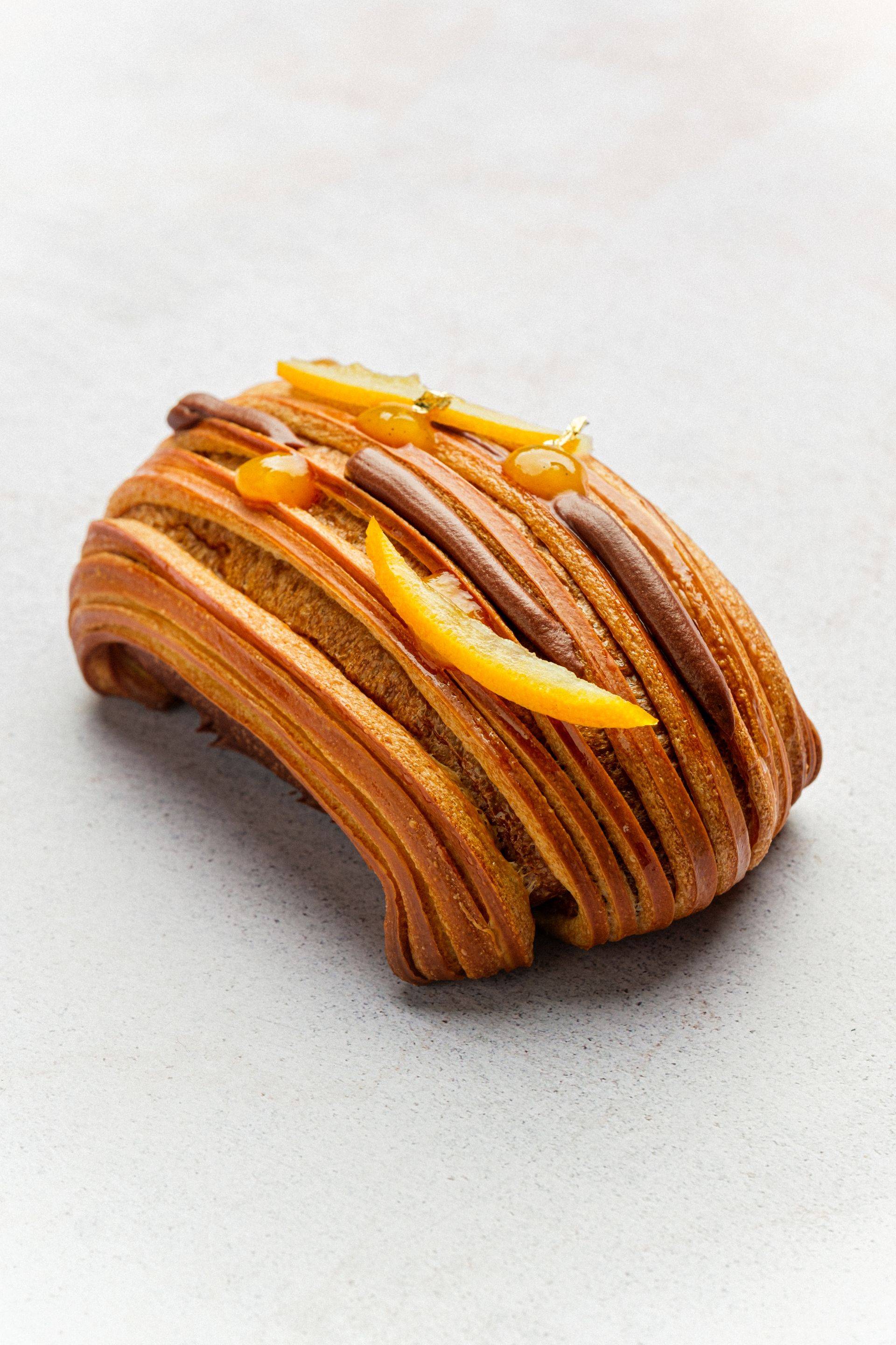 Brioche de cacao / mango y pasión con ganache de chocolate