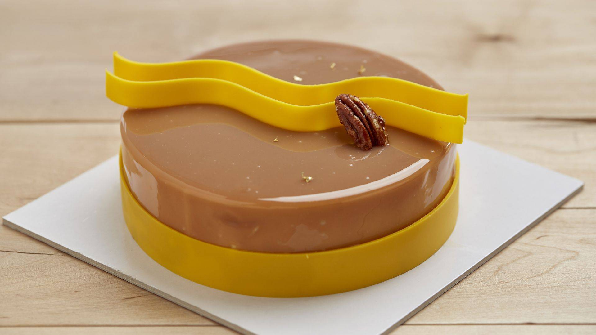 Biscuit macaron, Pacane au sirop d’érable et piment d’Espelette, Compoté d’ananas vanille de Tahiti, Mousse et Glaçage Zéphyr™ Caramel