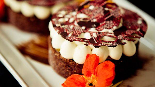 Tartelette au chocolat et pêches, ganache Ocoa™ et caramel